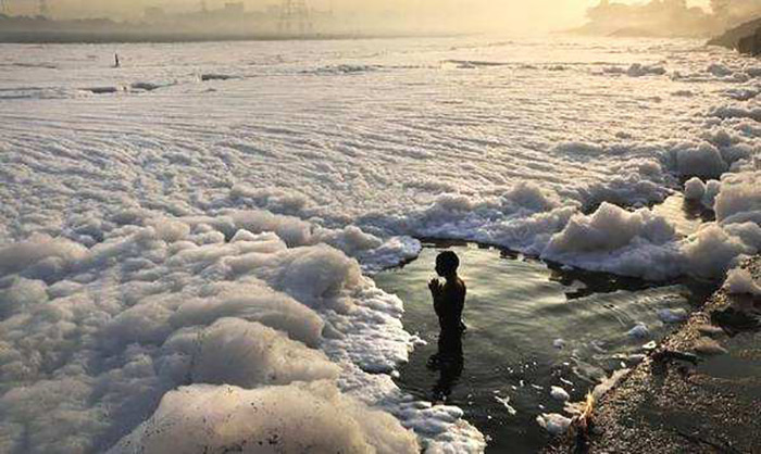 (圖:被工業泡沫污染的海水)